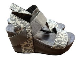 Pierre Dumas size 8 grey cheetah print wedge sandals NWOT